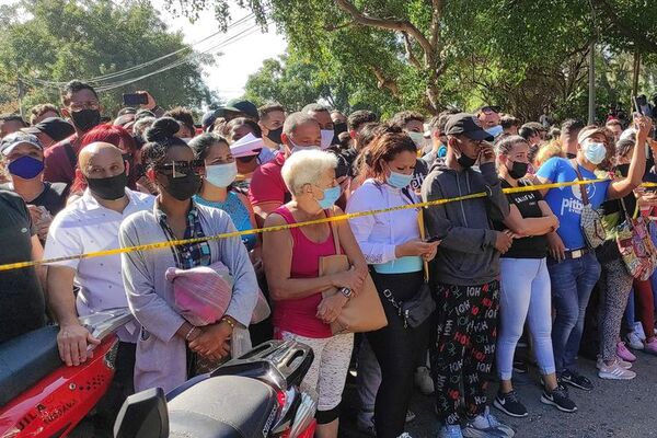 Cubanos protestan ante embajada de Panamá por visa de tránsito - Mundo - ABC Color