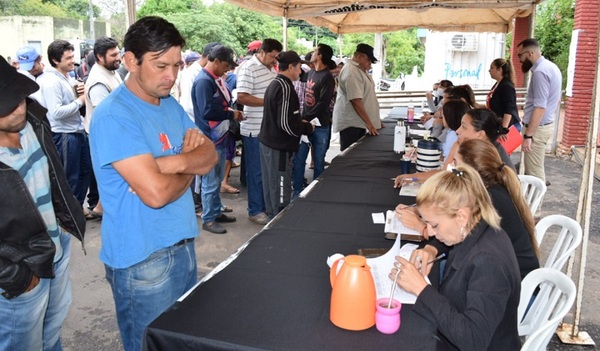 Más de 1.200 familias de pescadores de Misiones e Itapúa reciben asistencia con alimentos