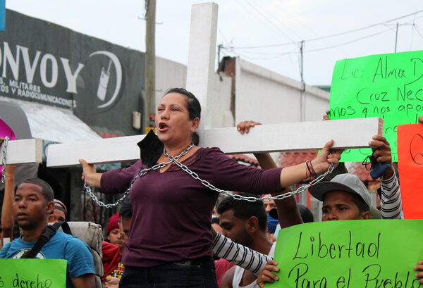 Migrantes reciben con protestas a López Obrador en la fronteriza Tapachula - MarketData