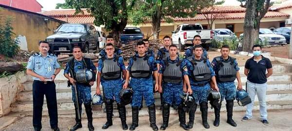 Agentes Antimotines de la comisaría 15 reciben materiales de autoayuda