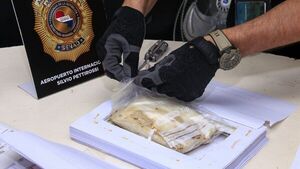 Senad detecta cocaína oculta en resmas de hojas en el aeropuerto Silvio Pettirossi