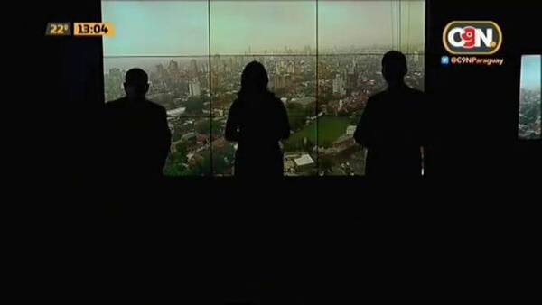 Crónica / [VÍDEO] ¡Embogue! Quedaron a oscuras en pleno noticiero