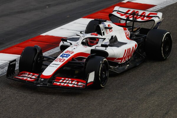 Haas sorprende con el mejor tiempo del viernes en Bahréin