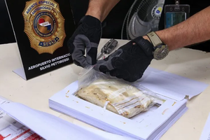 Senad detecta cocaína oculta en resmas de hojas en el aeropuerto Silvio Pettirossi