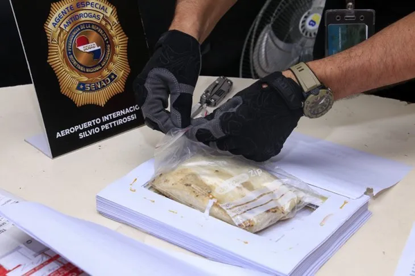 Senad detecta cocaína oculta en resmas de hojas en el aeropuerto Silvio Pettirossi