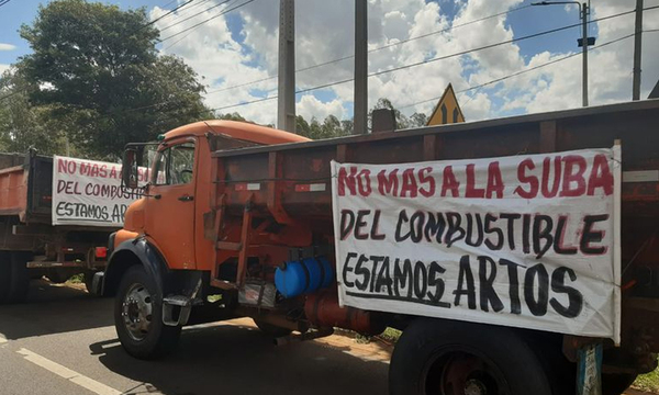 Continúan bloqueos en Asunción y Central por suba de combustibles - OviedoPress