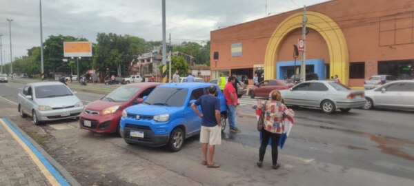 Diario HOY | Conductores de Bolt y Uber protestan contra suba del combustible en Luque