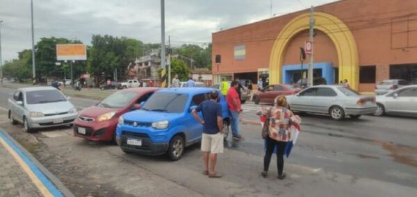 Conductores de Bolt y Uber protestan contra suba del combustible en Luque