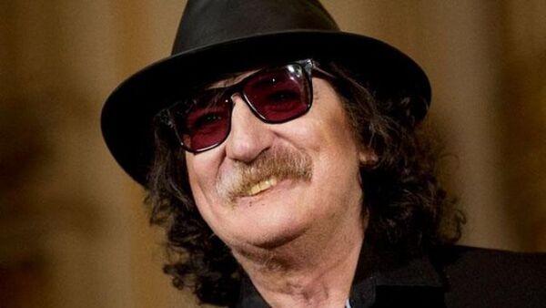 Charly García permanece hospitalizado tras accidente