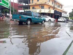 San Lorenzo sumergido en agua de cloacas cuando caen las lluvias - Nacionales - ABC Color