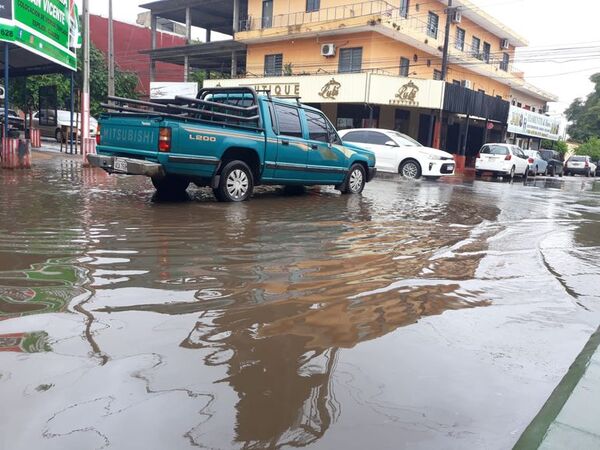 San Lorenzo sumergido en agua de cloacas cuando caen las lluvias - Nacionales - ABC Color