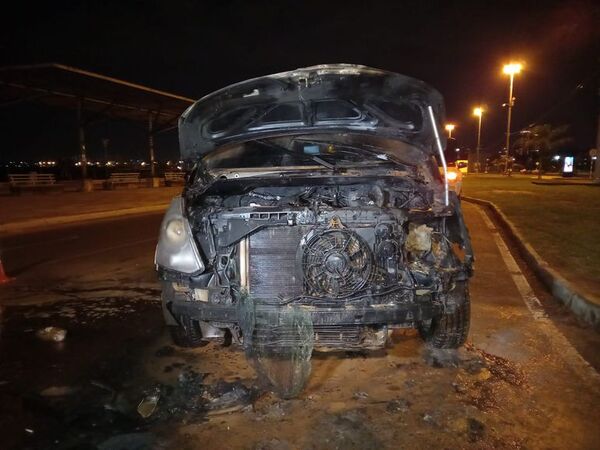 Incendio de vehículo en la Costanera de Asunción, sin heridos - Nacionales - ABC Color