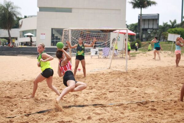 Selecciones de hándbol de playa van por el sueño mundialista - Polideportivo - ABC Color