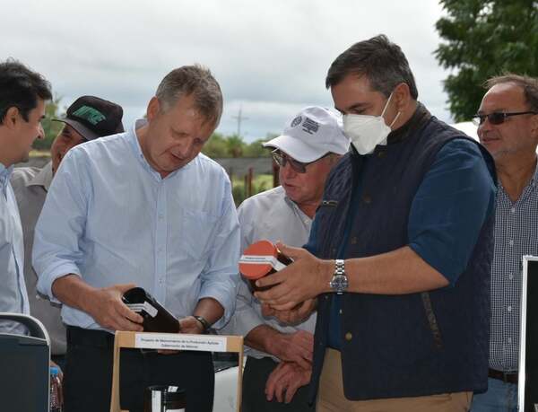 Ministro de Agricultura entregó equipos a productores ovinos y agricolas de Misiones
