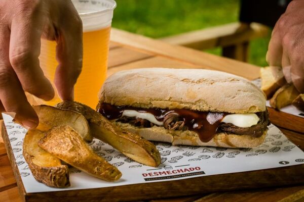 Desmechado, sabores hechos en sándwiches de carne desmenuzada