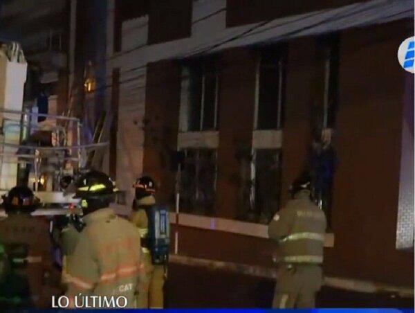 Evacuan un edificio de Asunción por incendio · Radio Monumental 1080 AM