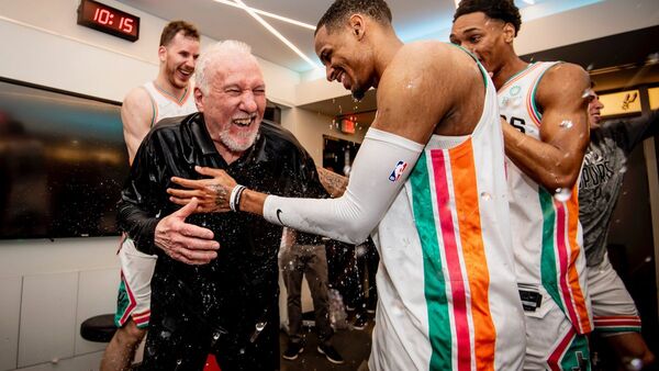 NBA: Gregg Popovich hace historia