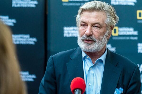 Baldwin trata de evitar responsabilidad financiera por la muerte de Hutchins - Cine y TV - ABC Color