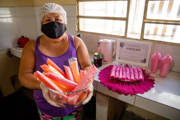 Reclusas fabrican y venden tradicionales helados en bolsitas para ayudar a sus familias