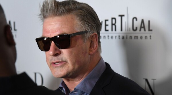 Diario HOY | Alec Baldwin dice que no se siente culpable por tragedia en el set de "Rust"