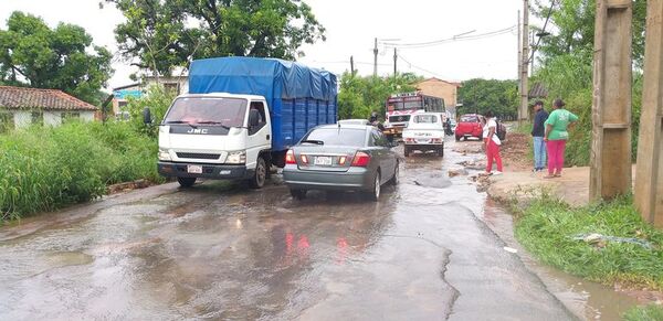 Cráteres “adornan” calles, mientras reparaciones bajo “emergencia vial” no avanzan - Nacionales - ABC Color