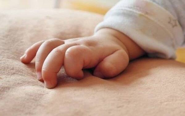 Crónica / Bebé no fue robado he'i sino ¡entregado con papeles al papá!