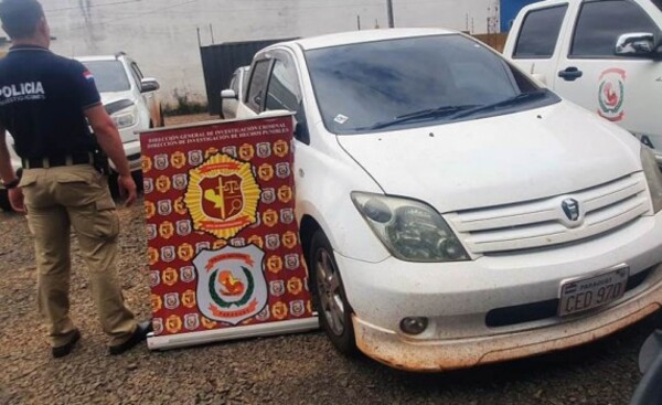 Localizan auto utilizado en asalto a supermercado