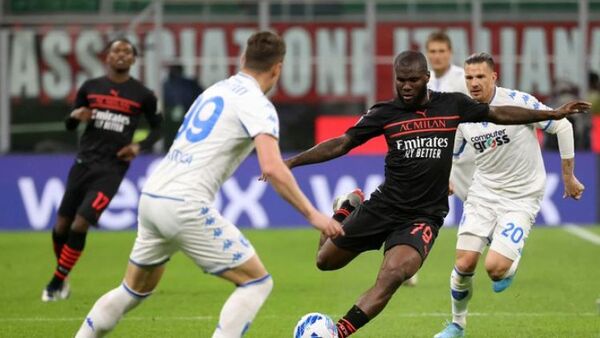 El Milan sufre, vence y mantiene el liderato