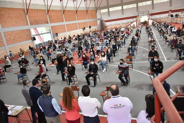 Masiva concurrencia para acceder a las becas universitarias de Itaipu - Nacionales - ABC Color