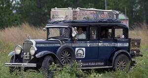 La Nación / Familia argentina viajó por el mundo 22 años en un auto de 1928