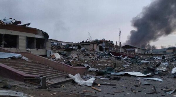 Rusia ataca base militar afuera de Leópolis en Ucrania