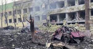 La Nación / Confirman treinta y cinco muertos y decenas de heridos en bombardeo de base militar ucraniana