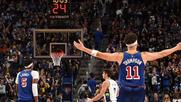 Klay Thompson tumba a los Bucks