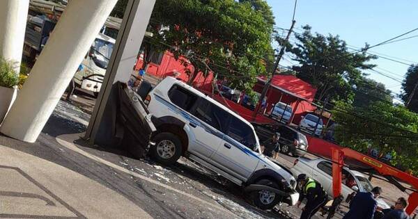 La Nación / Ebrio al volante ocasiona aparatoso accidente en zona de la terminal
