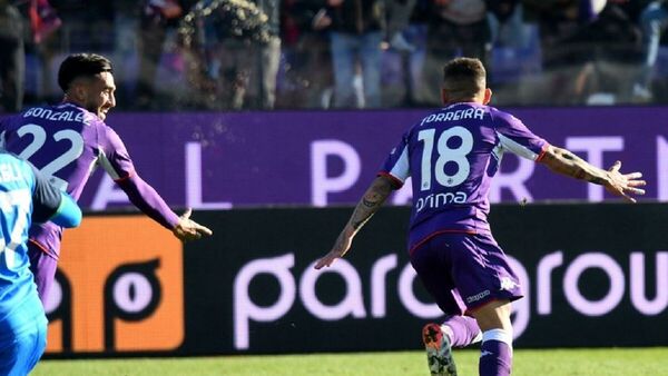 Fiorentina gana y se acerca a puestos europeos