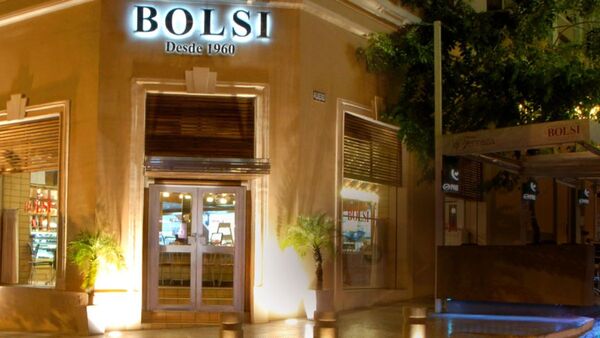 Rajaron de bar a estudiantes por usar su uniforme blanco