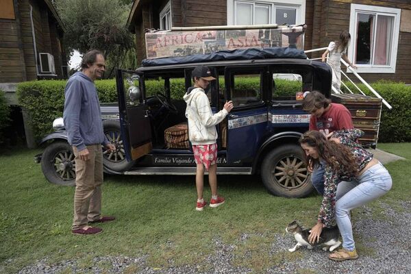 En un auto de 1928, familia argentina llega a casa tras 22 años de viaje - Viajes - ABC Color