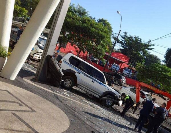 Ebrio al volante ocasiona aparatoso accidente en zona de la terminal de Asunción