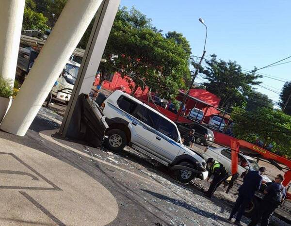 Crónica / Ka'ure hizo bollo por una columna la camioneta de su kapé