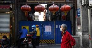 La Nación / China vuelve al confinamiento tras brote récord de casos de COVID-19