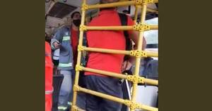 La Nación / Detienen a un hombre tras apuñalar a pasajero en un colectivo
