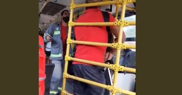 La Nación / Detienen a un hombre tras apuñalar a pasajero en un colectivo