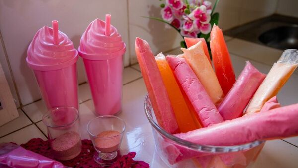 Mujeres emprendedoras fabrican helados artesanales para eventos