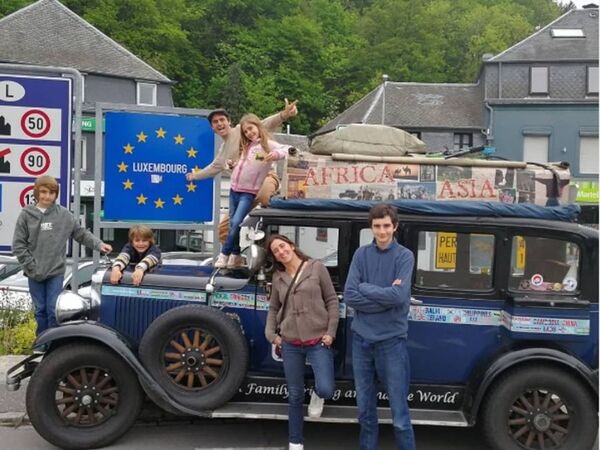 Diario HOY | En un auto de 1928, familia argentina llega a casa tras 22 años de viaje