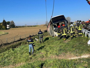 Autobús lleno de refugiados ucranianos volcó en Italia - ADN Digital