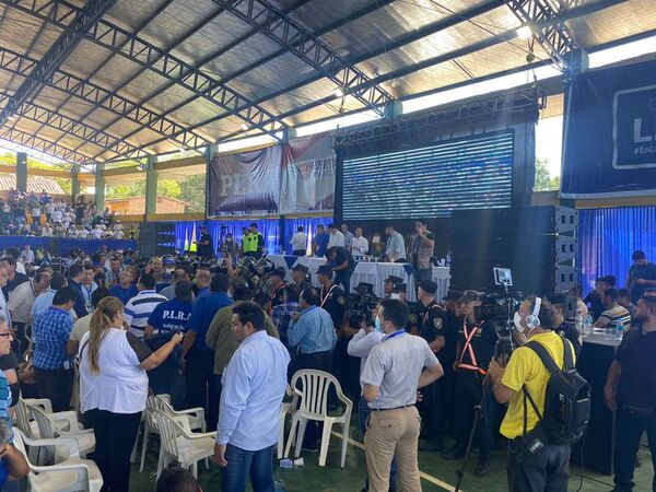 Se registran fuertes incidentes durante debate del balance del PLRA - Nacionales - ABC Color