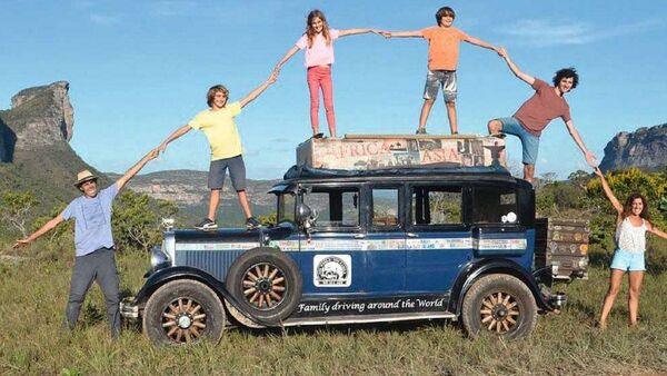 Sueño cumplido: Viajar por el mundo en un auto antiguo durante 22 años