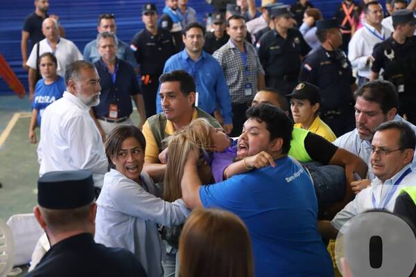 Crónica / Guarará en convención liberal, a los ¡empujones y desmayos!