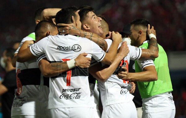 El festejo desenfrenado y la dedicatori a Cerro en vestuario de Olimpia