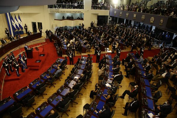 El Congreso salvadoreño suspende dos impuestos a gasolinas ante la inflación - MarketData